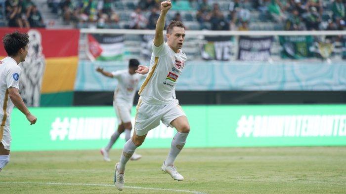 Gelandang Persija Jakarta Maciej Gajos melakukan selebrasi usai mencetak gol ke gawang Persebay Surabaya di Stadion Gelora Bung Tomo (GBT), Surabaya, Jawa Timur, Sabtu (9/12/2023).