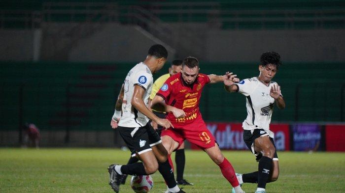 Playmaker Persija Jakarta, Maciej Gajos dikawal dua pemain PSM Makassar di kompetisi Liga 1.
