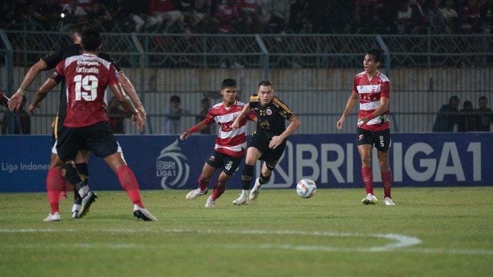 Gelandang asing Persija Jakarta Maciej Gajos dikawal ketat pemain Madura Uniited di Stadion Gelora Bangkalan, Madura, pada Minggu (13/8/2023).