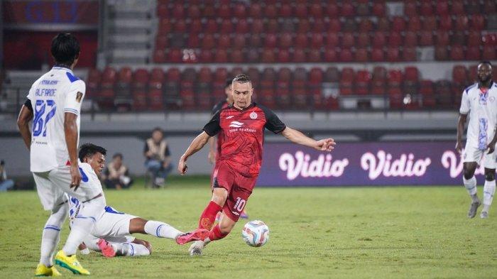 Playmaker Persija Jakarta, Maciej Gajos berusaha melewati hadangan pemain Arema FC di Piala Presiden 2024.