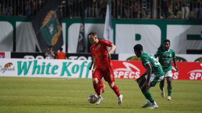 Pemain asing Persija Jakarta Maciej Gajos berusaha melindungi bola dari sergapan pemain PSS Sleman di Stadion Maguwoharjo, Sleman, Jumat (4/8/2023) malam. Dalam laga itu, Macan Kemayoran menang 3-1 atas Super Elang Jawa.
