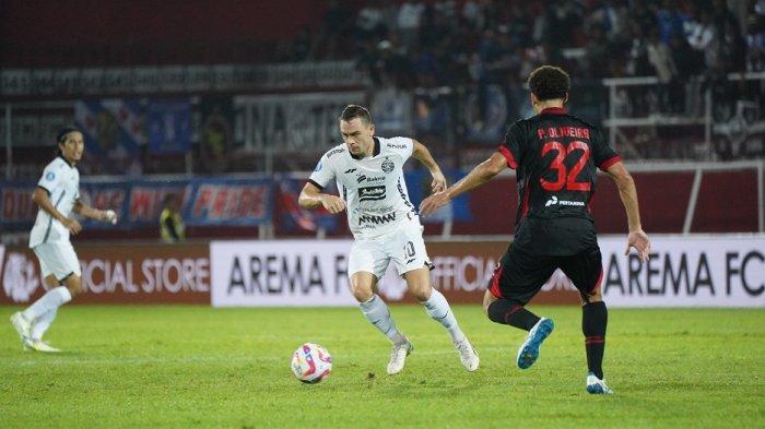 Aksi gelandang Persija Jakarta, Maciej Gajos beraksi di pertandingan melawan Arema FC.
