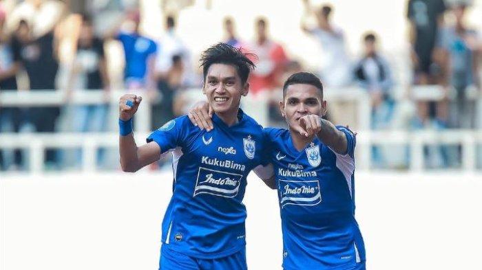 Dua pemain PSIS Semarang, Septian David Maulana dan Gali Freitas melakukan selebrasi usai mencetak gol ke gawang Arema FC di Stadion Jatidiri, Semarang, Rabu (9/8/2023).