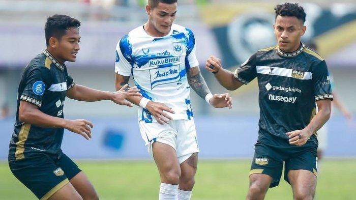 Penyerang PSIS Semarang, Paulo Gali Freitas berusaha melewati penjagaan pemain Dewa United di Indomilk Stadium, Tangerang, pada Senin (14/8/2023).