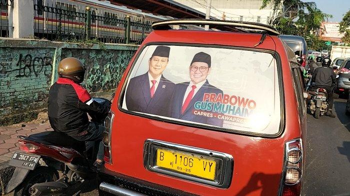 Gambar Prabowo Subianto dan Muhaimin Iskandar atau akrab disapa Cak Imin sebagai capres-cawapres 2024 berseliweran di angkot-angkot di Kota Bekasi, Jawa Barat, Kamis (7/7/2022).