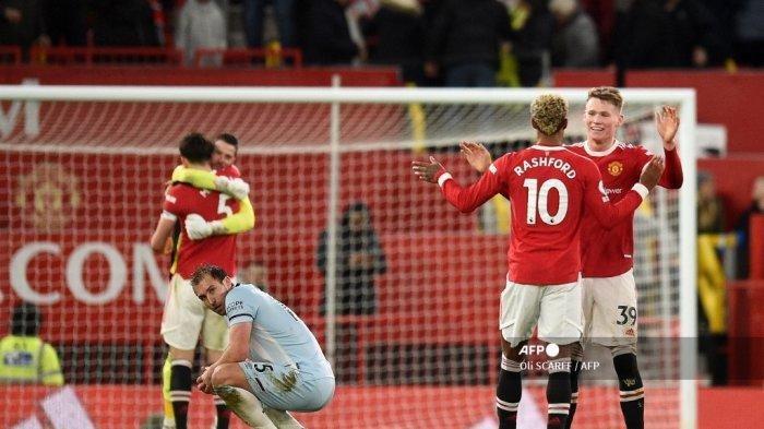 Gelandang Manchester United Skotlandia Scott McTominay (kanan) merayakan dengan striker Inggris Manchester United Marcus Rashford (kedua kanan) di akhir pertandingan saat bek West Ham United Inggris Craig Dawson (kiri) melihat selama pertandingan sepak bola Liga Premier Inggris antara Manchester United dan West Ham United di Old Trafford di Manchester, barat laut Inggris, pada 22 Januari 2022. Manchester United memenangkan pertandingan 1-0 dengan gol injury time.