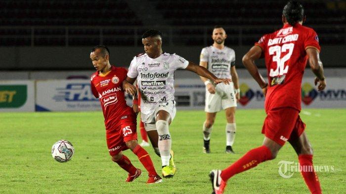 Gelandang Persija Jakarta, Riko Simanjuntak (kiri) berebut bola dengan gelandang Bali United, Eber Bessa pada laga pekan ketiga belas BRI Liga 1 2021-2022 di Stadion Manahan, Solo, Jawa Tengah, Kamis (25/11/2021) malam. Persija Jakarta takluk dari Bali United dengan skor 0-1 berkat gol Ilija Spasojevic pada menit ke-25.