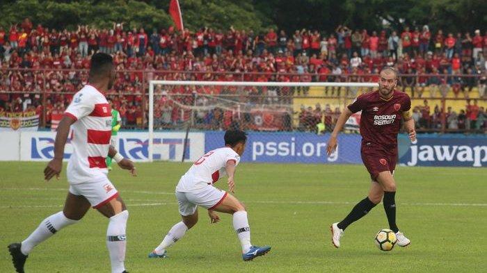Pergerakan gelandang PSM Makassar, Wiljan Pluim diawasi dua pemain Madura United pada semifinal pertama Piala Indonesia 2018 di Stadion Andi Mattalatta, Kota Makassar, 30 Juni 2019.