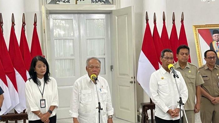 Penjabat (Pj) Gubernur DKI Heru Budi Hartono bersama Menteri PUPR Basuki Hadimuljono di Balai Kota Jakarta, Gambir, Jakarta Pusat, Selasa (11/4/2023).