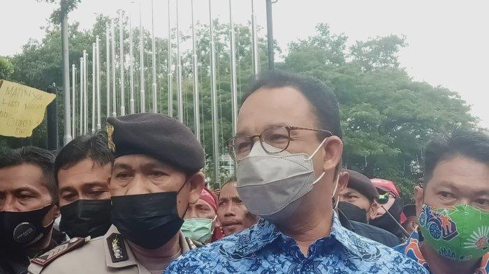 Gubernur DKI Jakarta Anies Baswedan temui massa buruh di depan Balai Kota DKI, Senin (29/11/2021)