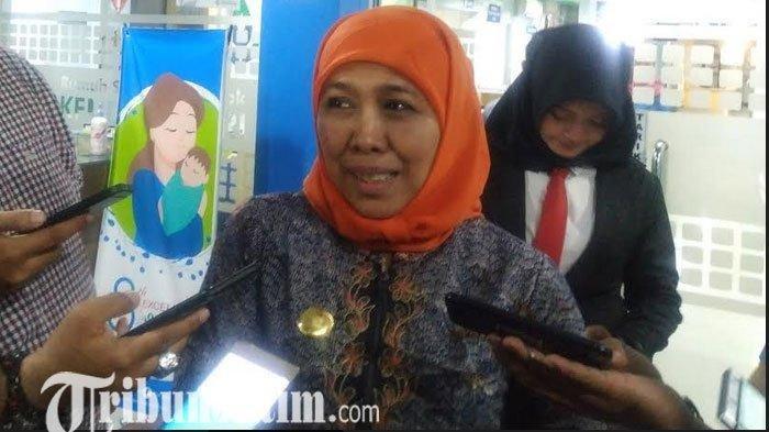 Gubernur Jatim, Khofifah Indar Parawansa usai Menjenguk Arumi Bachsin di RSIA Kendangsari, Surabaya