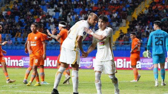 Selebrasi penyerang Persija Jakarta Gustavo Almeida dan Ryo Matsumura - Hasil Liga 1 pada pertandingan Borneo FC vs Persija Jakarta berkesudahan dengan skor akhir 3-1 untuk kemenangan Pesut Etam, Selasa (6/2/2024) di Stadion Batakan.