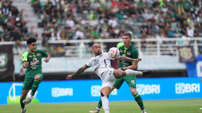 Aksi penyerang Persija Jakarta, Gustavo Almeida berusaha menendang bola ke gawang Persebaya Surabaya di Stadion Gelora Bung Tomo, (GBT), Surabaya, Jawa Timur, Jumat (22/11/2024).