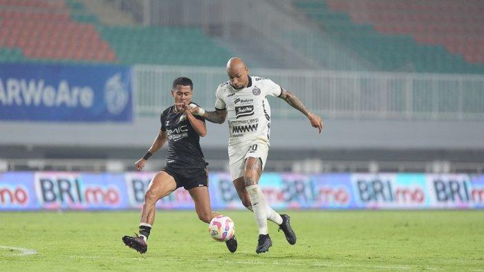 GUSTAVO DIKAWAL REVA - Penyerang Persija Jakarta, Gustavo Almedia dikawal bek Dewa United Reva Adi Utama di Stadion Pakansari, Bogor, Sabtu (8/2/2025).