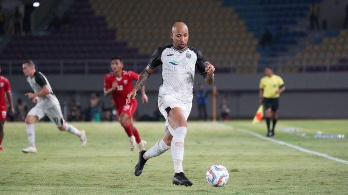 Penyerang asing Persija Jakarta, Gustavo Almeida berusaha mengejar bola.