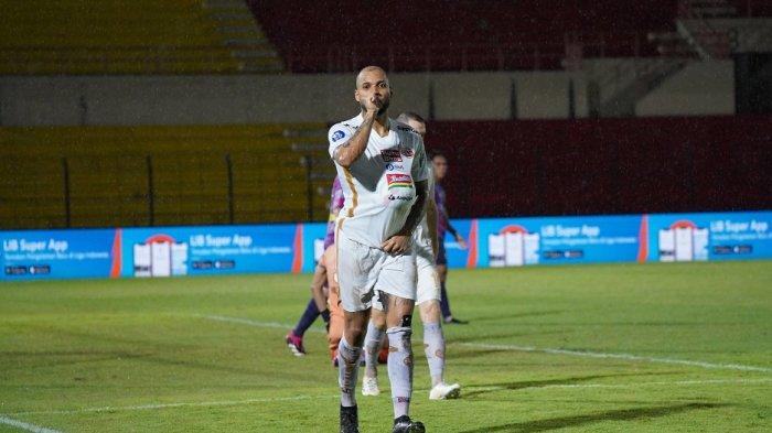Penyerang asing Persija Jakarta, Gustavo Almeida melakukan selebrasi usai mencetak gol di Liga 1.