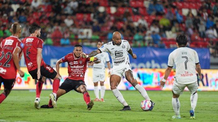 Penyerang Persija Jakarta, Gustavo Almeida berusaha menembak ke gawang Bali United di Liga 1.
