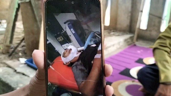 H alias Mbok Gambreng, istri pria berinisial MY (61) yang tewas dibunuh tetangga, saat dibawa ke RS menggunakan mobil ambulans dari lokasi kejadian pembunuhan di Jalan J, Gang Perintis, Kebon Baru, Tebet, Jakarta Selatan, Sabtu (26/8/2023) malam. 