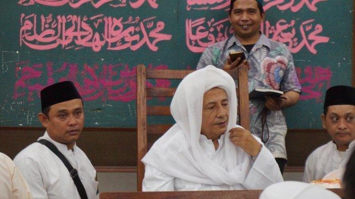 Habib Luthfi bin Yahya saat memimpin pengajian malam nishfu syaban di gedung Kanzus Sholawat, Sabtu (20/4/2019).