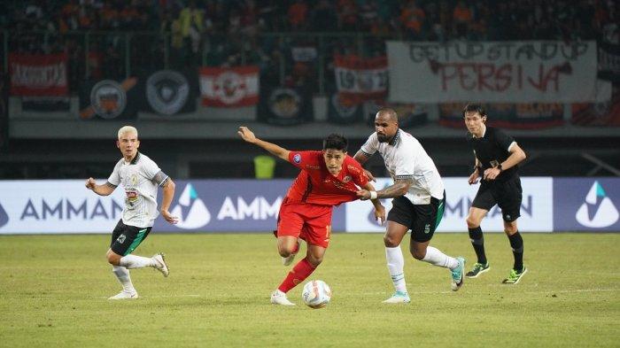 Gelandang Persija Jakarta, Hanif Sjahbandi ditarik pemain PSS Sleman Thales di Stadion Patriot Candrabhaga, Bekasi, Jawa Barat, Sabtu (16/12/2023).