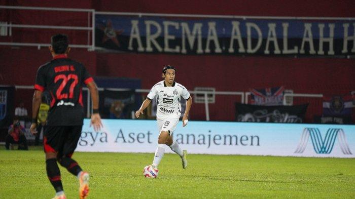 Gelandang bertahan Persija Jakarta, Hanif Sjahbandi beraksi di pertandingan melawan Arema FC di Liga 1.