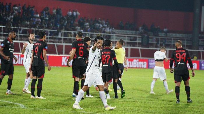 Gelandang Persija, Hanif Sjahbandi, berselebrasi usai mencetak gol ke gawang Arema FC di pertandingan Liga 1 2024/25 pekan kesembilan, di Stadion Soepriadi, Blitar, Jawa Timur, Sabtu (26/10/2024).