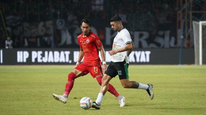 Bek Persija Jakarta Hansamu Yama Pranata berusaha menahan pergerakan gelandang PSS Sleman Jonathan Bustos di Stadion Patriot Candrabhaga, Bekasi, Jawa Barat, Sabtu (16/12/2023).