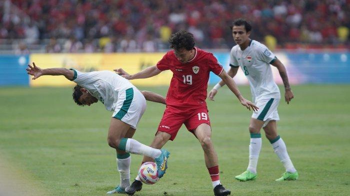 Gelandang Timnas Indonesia, Thom Haye coba merebut bola dari pemain Irak di Stadion Utama Gelora Bung karno (SUGBK), Jakarta.
