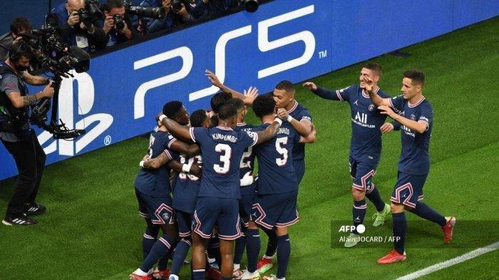 Gelandang Senegal Paris Saint-Germain Idrissa Gana Gueye merayakan dengan rekan satu timnya setelah mencetak gol selama pertandingan sepak bola babak pertama grup A Liga Champions antara Paris Saint-Germain (PSG) dan Manchester City, di The Parc des Princes, di Paris, pada 28 September 2021.