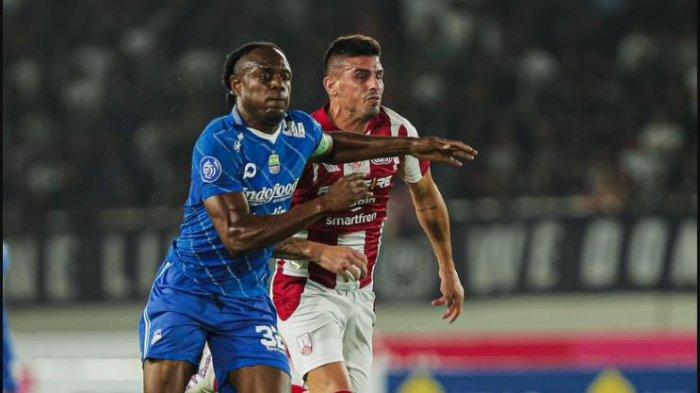 Duel terjadi antara pemain Oersib Bandung Victor Igbonefo dan penyerang Persis Solo Fernando Rodriguez di Stadion Manahan, Solo, Selasa (8/8/2023).