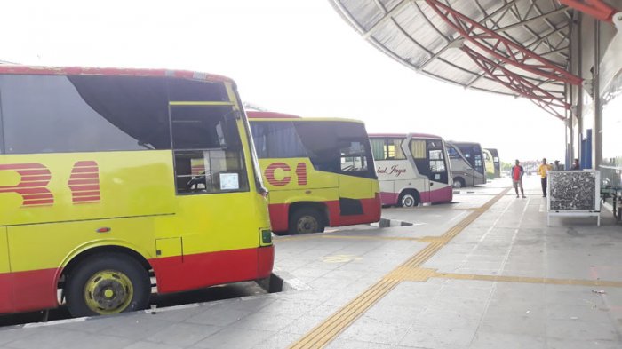 Deretan bus di Terminal Pulo Gebang, Jakarta Timur.