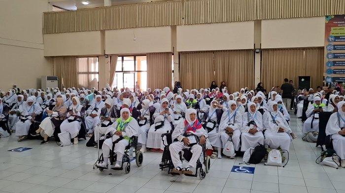 Jemaah haji asal Kota Bekasi tiba di Asrama Haji Embarkasi Jakarta-Bekasi, Jumat, (2/5/2025).