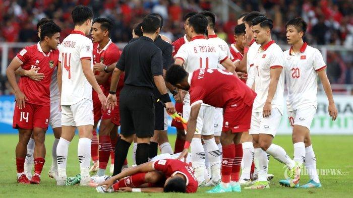 Pesepak bola Timnas Indonesia bersitegang dengan berebut bola dengan pesepak bola Timnas Vietnam dalam pertandingan Semifinal Leg 1 Piala AFF 2022 di Stadion Utama Gelora Bung Karno (SUGBK), Jakarta, Jumat (6/1/2023). Pada laga melawan Vietnam tersebut Indonesia meraih hasil seri 0-0.