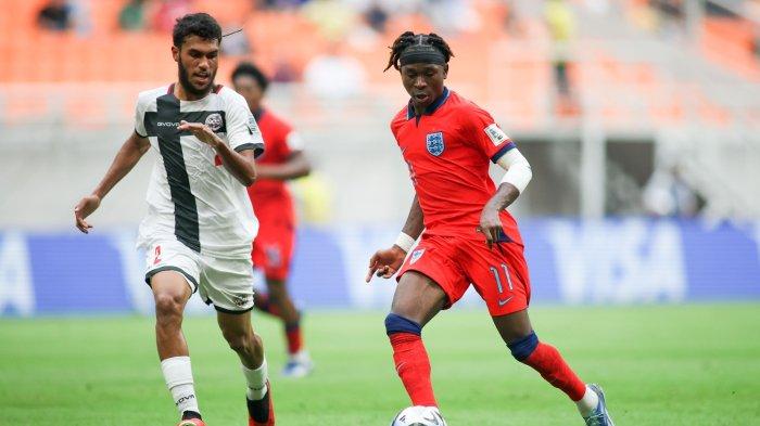 Pemain Timnas Inggris U-17 Joel Tshisanga Ndala melewati hadangan pemain Kaledonia Baru di Jakarta International Stadium (JIS), Jakarta, Sabtu (11/11/2023).