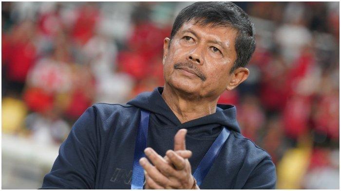 Pelatih Timnas U19 Indonesia Indra Sjafri di pinggir lapangan saat salahsatu pertandingan Piala AFF U19 2024 di Surabaya.