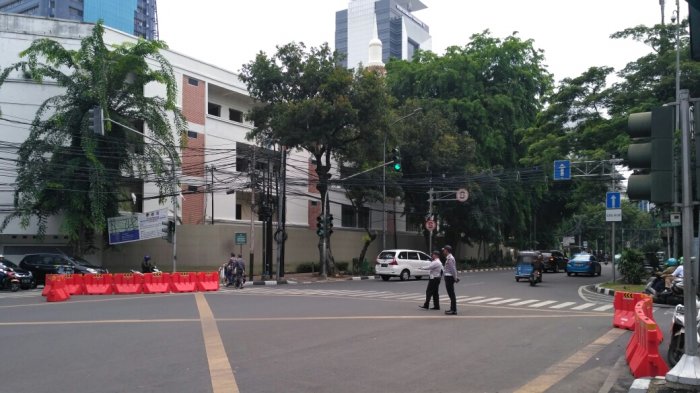 Petugas kepolisian mengatur lalu lintas di sekitar jalan KH Wahid Hasyim