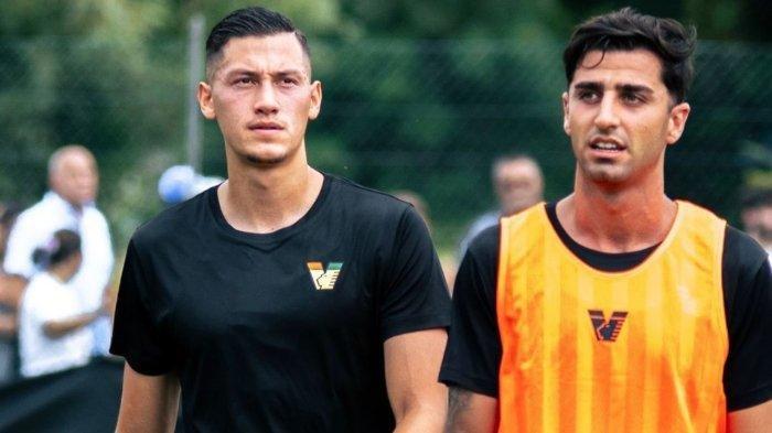 Jay Idzes saat melakoni latihan perdana Venezia jelang tampil di Serie A 2024/2025.