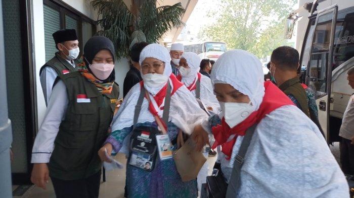 Kedatangan kloter pertama calon jemaah haji asal Provinsi DKI Jakarta dan Banten di Asrama Haji Pondok Gede, Jakarta Timur, Jumat (3/6/2022).