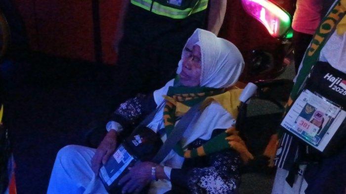 Jemaah calon haji 1446 Hijriah kloter pertama dari Asrama Haji Pondok Gede saat proses pemberangkatan ke Tanah Suci, Jakarta Timur, Kamis (1/5/2025).