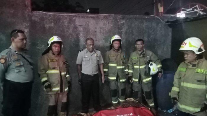Proses evakuasi jenazah Deliana yang meninggal akibat terjebak dalam kebakaran rumahnya di Jalan Cipinang Muara I, Duren Sawit, Jakarta Timur, Jumat (28/7/2023)