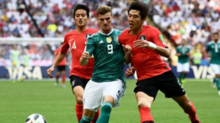 Penyerang timnas Jerman, Timo Werner (kiri), berduel dengan bek Korea Selatan, Yun Young-sun, dalam partai Piala Dunia 2018 di Kazan Arena, Kazan, 27 Juni 2018.
JEWEL SAMAD/AFP/BOLASPORT.COM