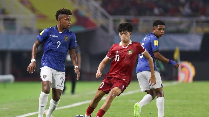 Gelandang Timnas Indonesia U-17 Ji Da Bin dikawal ketat pemain Ekuador di laga perdana Piala Dunia U-17 2023 di Stadion Gelora Bung Tomo (GBT) Surabaya, Jumat (10/11/2023)