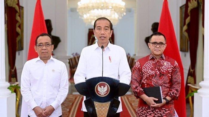 Presiden Joko Widodo didampingi Menteri Sekretariat Negara Pratikno dan Menpan RB Abdullah Azwar Anas di Istana Kepresidenan, Jakarta, Jumat, (5/1/2024).