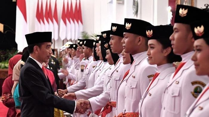 Jokowi menyalami Paskibraka 2018.