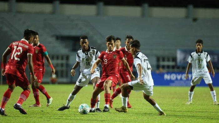 Bek Timnas Indonesia U-23 Kadek Arel Priyatna dikawal ketat pemain Timor Leste di Piala AFF U-23 2023 di Stadion Rayong Provincial, Thailand, Minggu (20/8/2023).