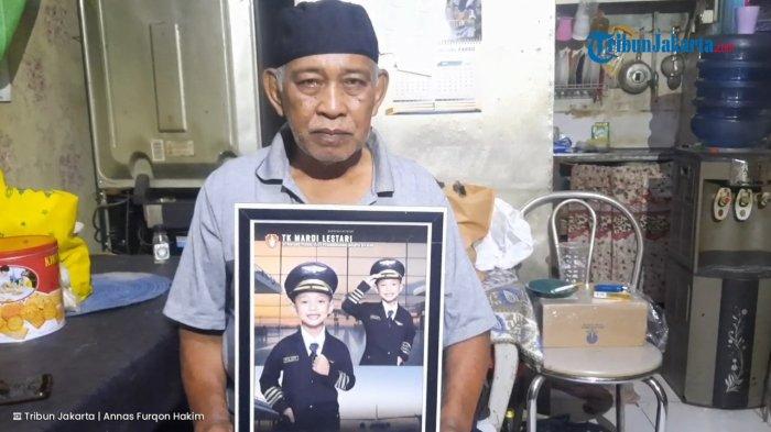 ALVARO HILANG - Tugimin (71), kakek dari Alvaro Kiano Nugroho (6), menunjukkan foto cucunya yang hilang selama 48 hari di Pesanggrahan, Jakarta Selatan, Rabu (23/4/2025).