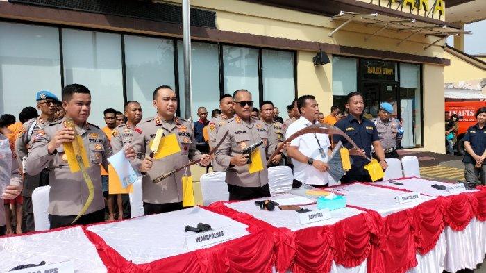 Kapolres Metro Jakarta Utara Kombes Pol Gidion Arif Setyawan memimpin rilis pengungkapan sejumlah kasus kejahatan jalanan dengan 66 tersangka selama April-Juli 2023, di Mapolres Metro Jakarta Utara, Tanjung Priok, Jakarta Utara, Kamis (20/7/2023). 