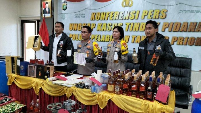 Konferensi pers ungkap kasus pabrik rumahan produsen miras palsu di Mapolres Pelabuhan Tanjung Priok, Jakarta Utara, Kamis (21/9/2023).