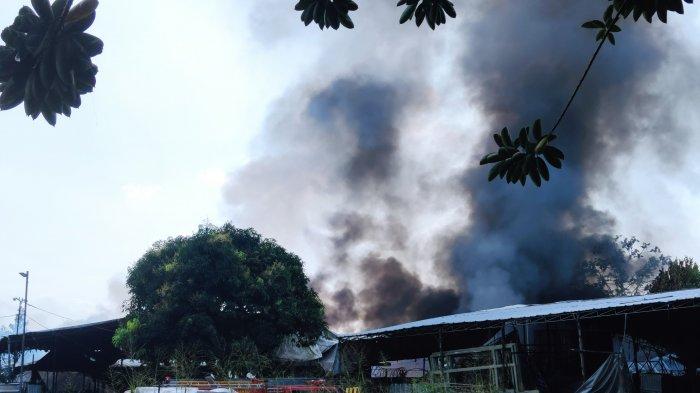 Kebakaran Gudang Tenda & Properti di Cinangka Depok, Api dan Asap Tebal ...