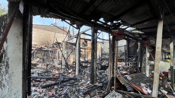 Jajaran Damkar Jakarta Timur saat melakukan proses pemadaman pada Pasar Ampera di Kayu Putih, Pulogadung, Kamis (12/6/2025)